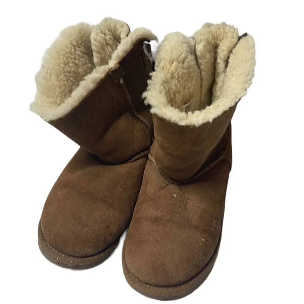 UGG Kids Bailey Bow II Chestnut Short Boots. Size 3.